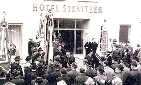 Aufmarsch der Kameraden vom Edelweiß vor dem Hotel Stenitzer in Bad Gleichenberg